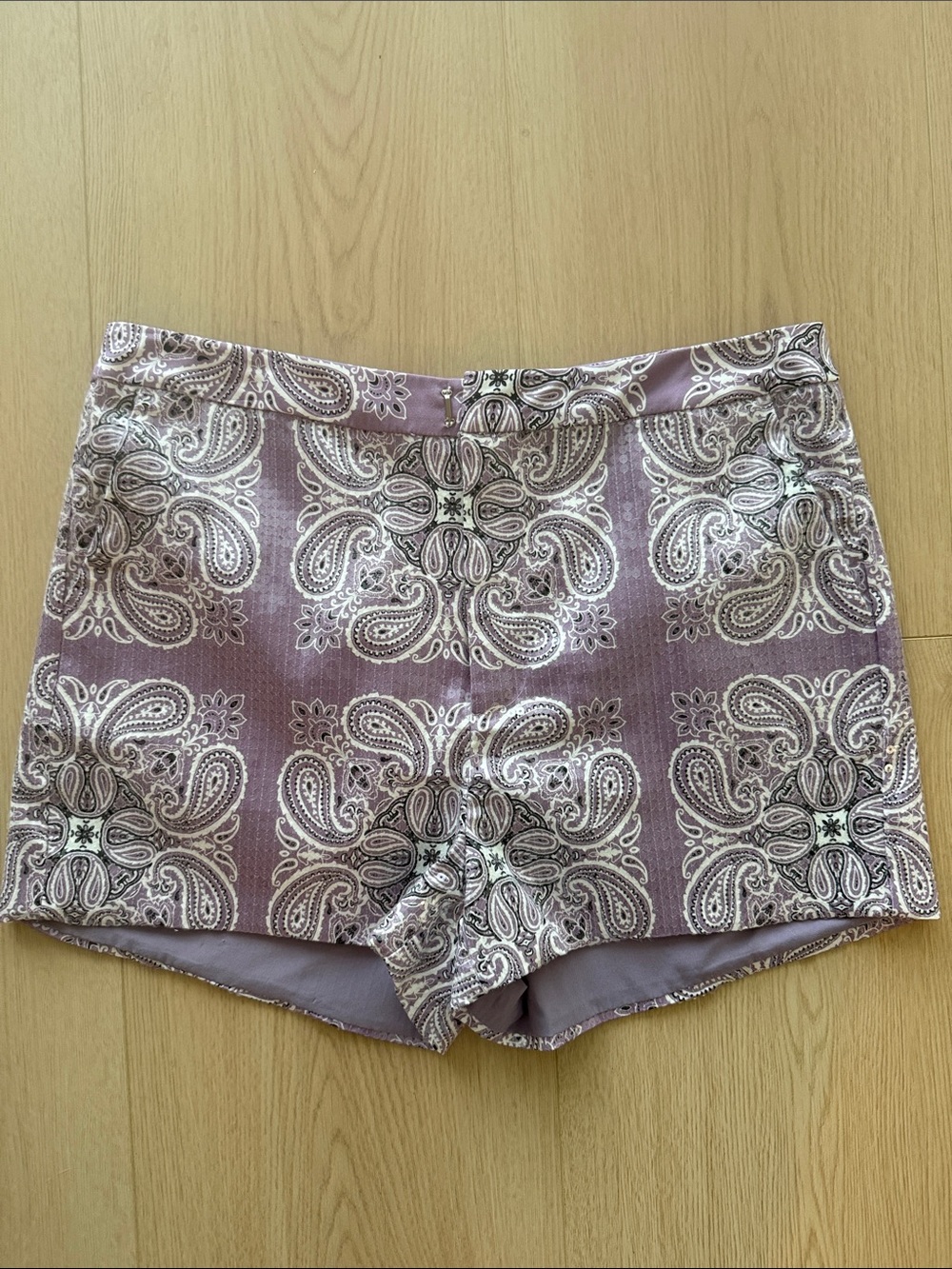 Womens Lavender Paisley Print Mid-Rise Shorts